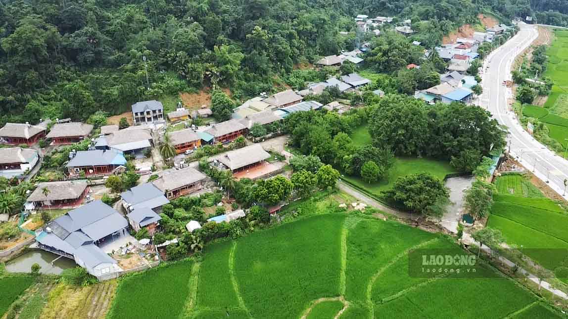 Những nếp nhà sàn được cứng hoá, khang trang của người dân Tân Trào, nhiều trong số đó chuyển sang làm homestay phục vụ khách du lịch. Ảnh: Nguyễn Tùng.