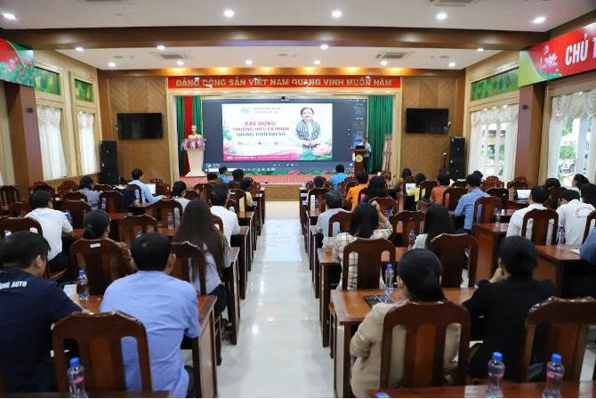 Đoàn viên Công đoàn phường Cao Lãnh thực hành ứng dụng AI, ChatGPT trong công việc và đời sống.