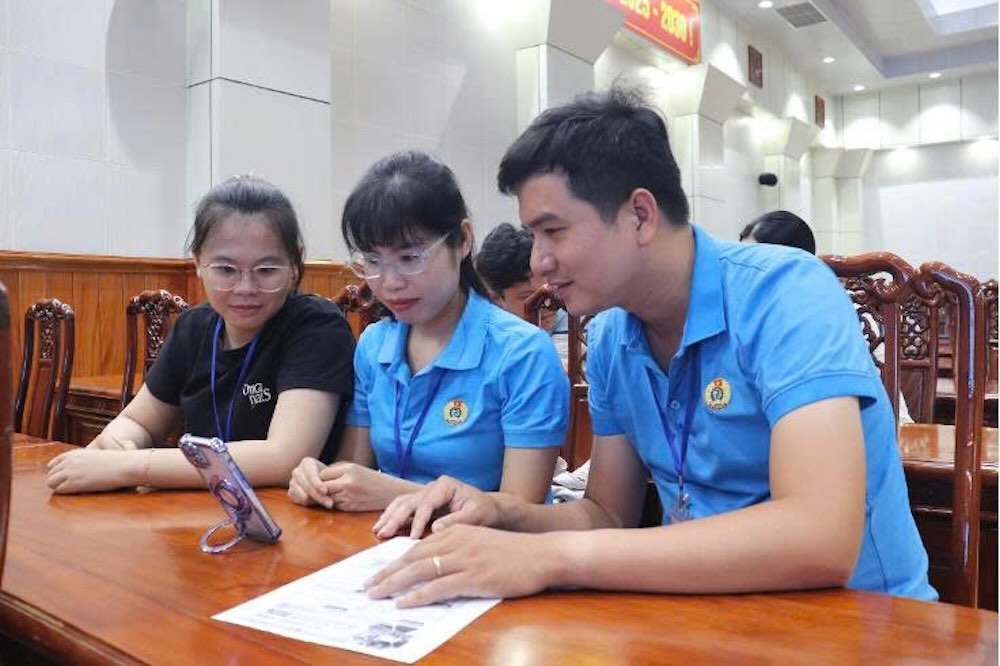 Digital transformation to bring Trade Unions closer to union members and workers. Grassroots Trade Union officials participate in an online quiz contest organized by the Dong Thap Provincial Labor Federation. Photo: Luu Hung.