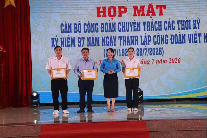 LĐLĐ tỉnh trao giải Cuộc thi trực tuyến tìm hiểu Nghị quyết Đại hội Đảng, Nghị quyết Đại hội Công đoàn và truyền thống Công đoàn Việt Nam. Ảnh: Lưu Hùng.
