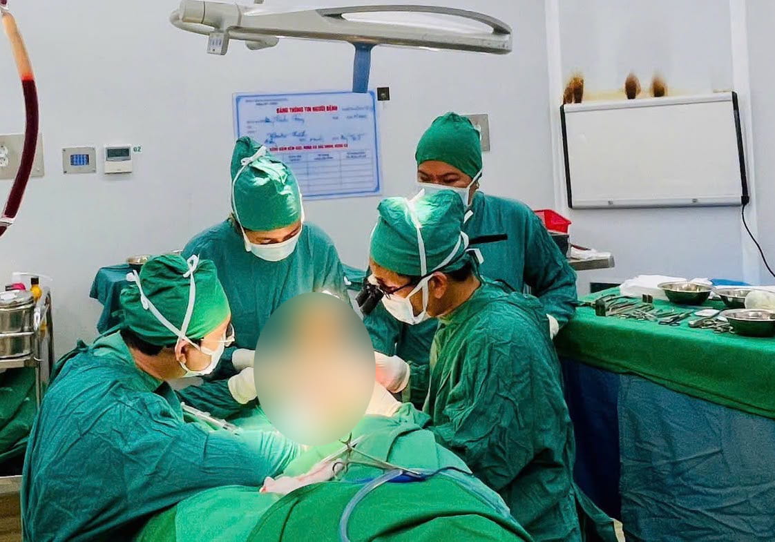 Doctors have just successfully performed surgery to reconnect a nearly severed ankle due to a lawnmower accident. Photo: Khanh Hoa General Hospital
