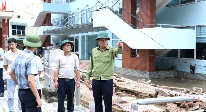 Phó Chủ tịch Thường trực tỉnh Điện Biên Lò Văn Cương (áo xanh) kiếm tra hiện trường. Ảnh: Dienbien.gov.vn