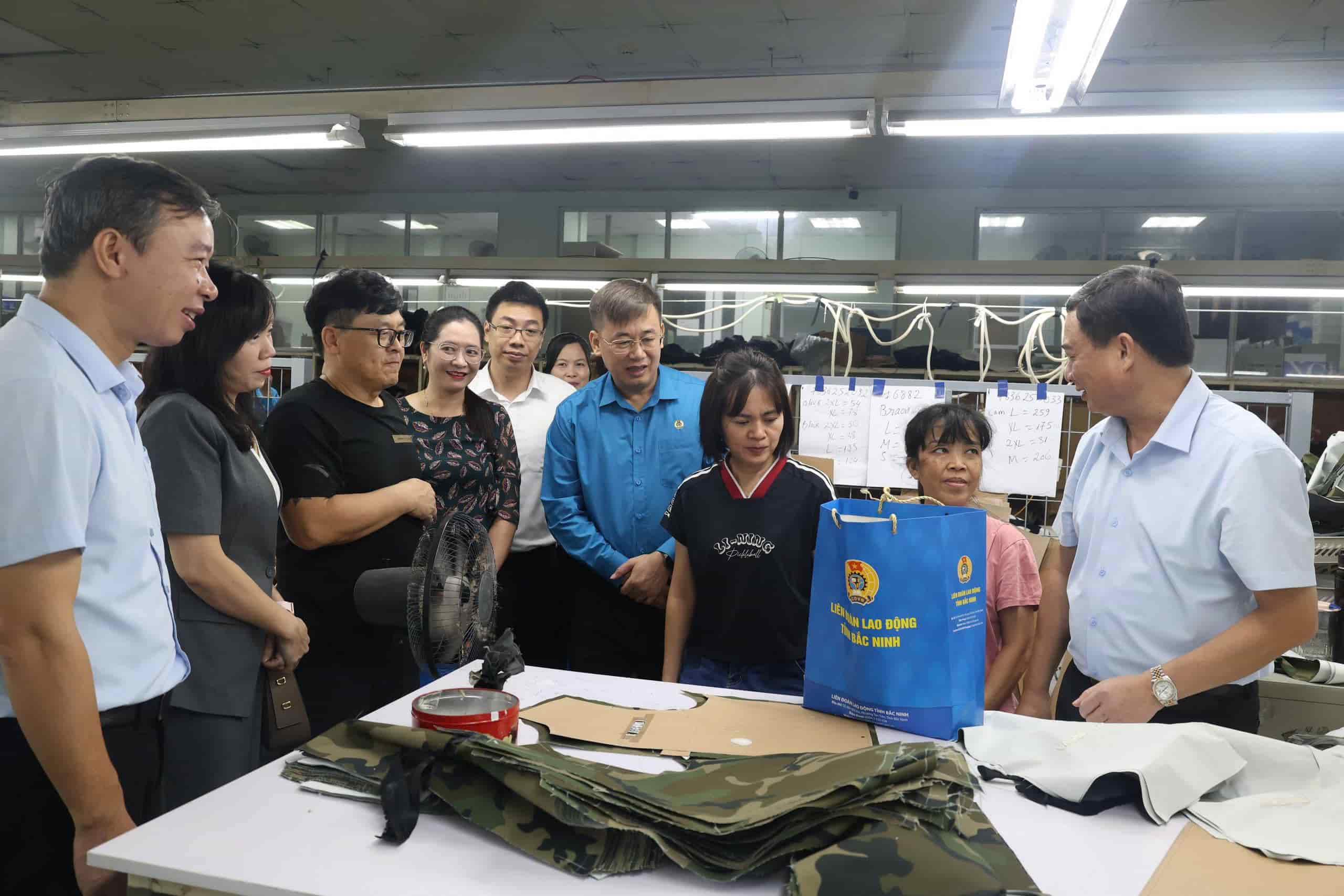 Bac Ninh presents 170 gifts to support workers affected by storms and floods. Photo: Quyet Chien/Provincial Labor Federation