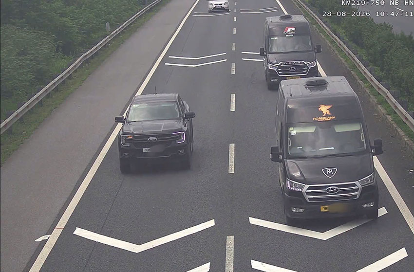 Cases where vehicles do not maintain a safe distance on the highway are detected and handled by traffic police. Photo: Traffic Police Department