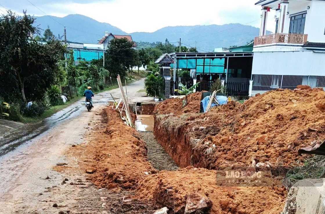 Construction of flood control works on National Highway 55, section passing through Bao Lam commune 3. Photo: Phuc Khanh