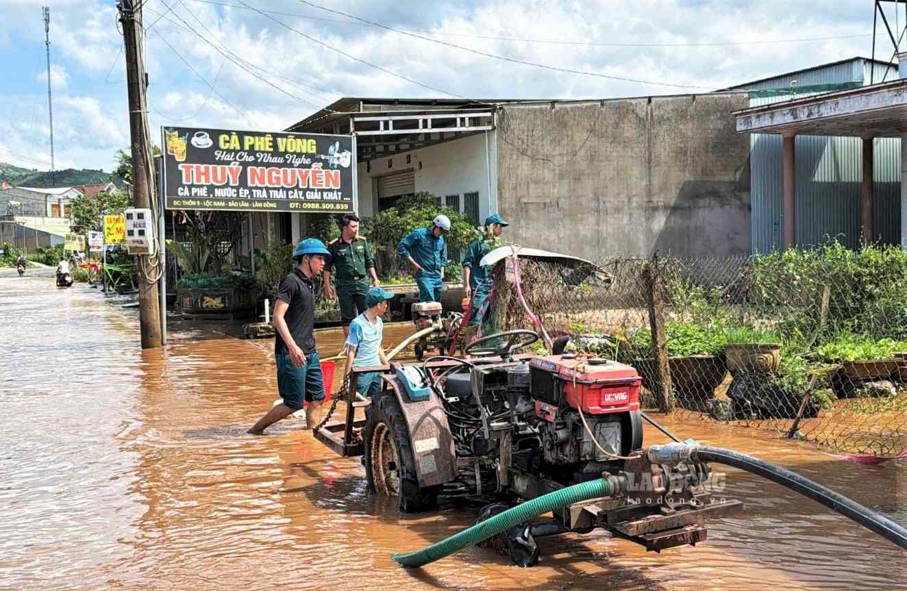 Lực lượng dân quân xã Bảo Lâm 3 hỗ trợ bơm nước phục vụ thi công công trình chống ngập trên Quốc lộ 55. Ảnh: Phúc Khánh