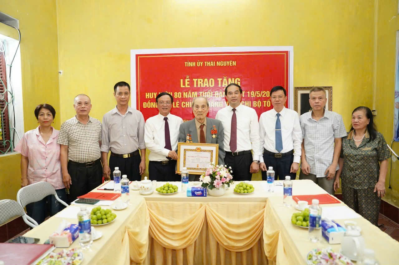 Lãnh đạo tỉnh Thái Nguyên trao Huy hiệu 80 năm tuổi Đảng cho ông Lê Chỉnh. Ảnh: Nhân vật cung cấp