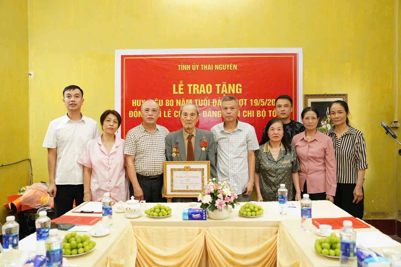 Mr. Le Chinh receives the 80-year Party Badge. Photo: Character provided