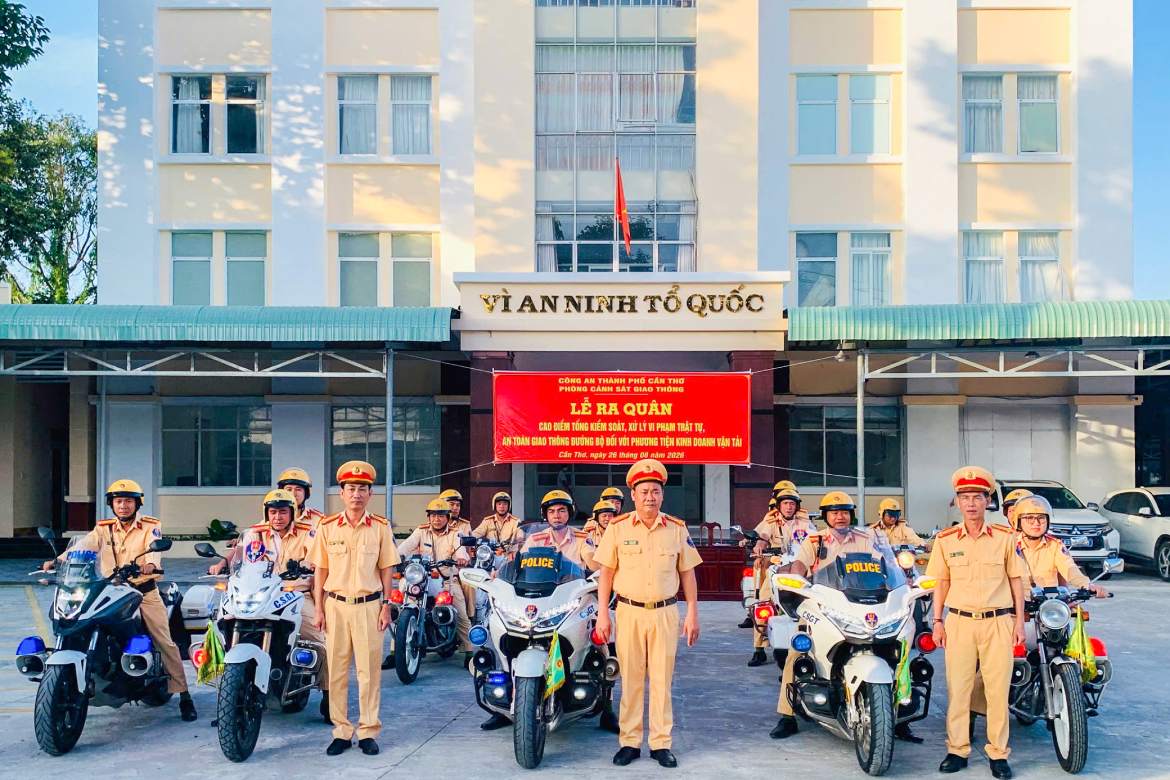 Traffic police force of Can Tho City Police launched a general inspection and handling of violations against transport business vehicles. Photo: Can Tho City Police