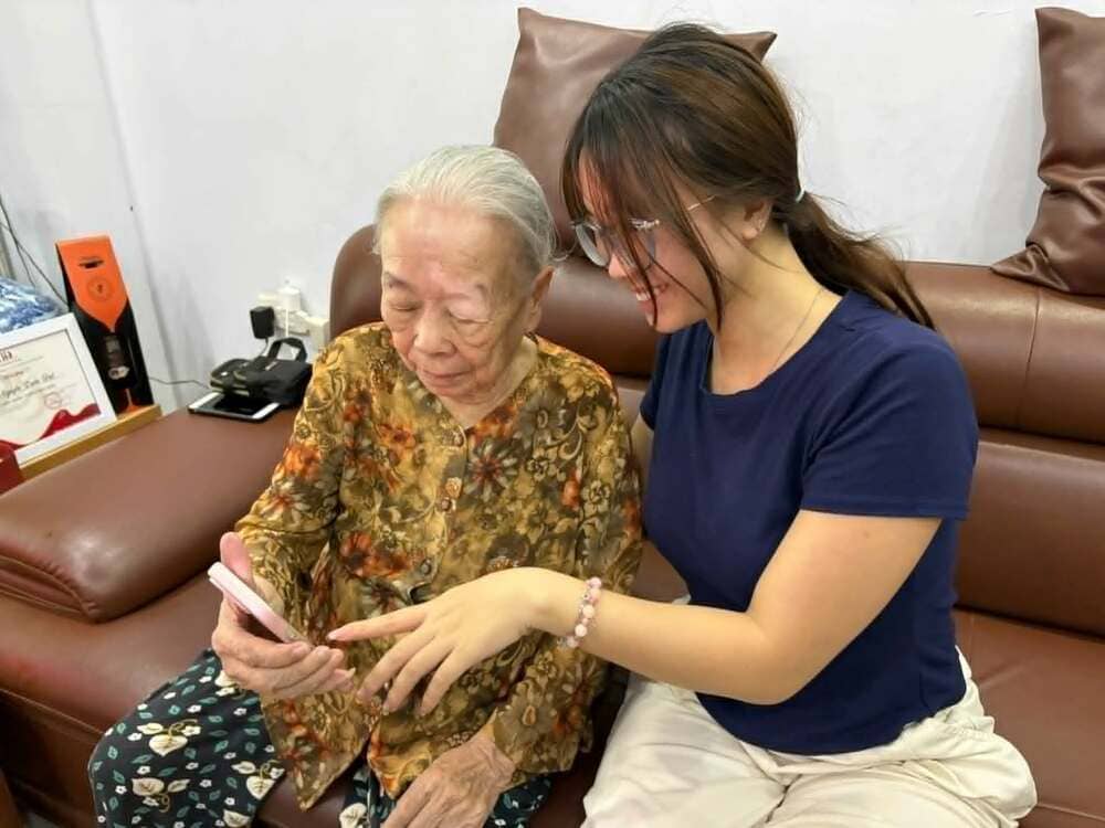Many young people are changing their way of expressing affection and filial piety to their families. Photo: Tuan Dat