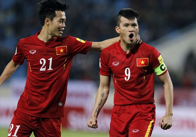 元フォワードのコン・ビンがASEANカップ2026の優勝トロフィーをミーディン競技場に持ち込む。写真:AFF