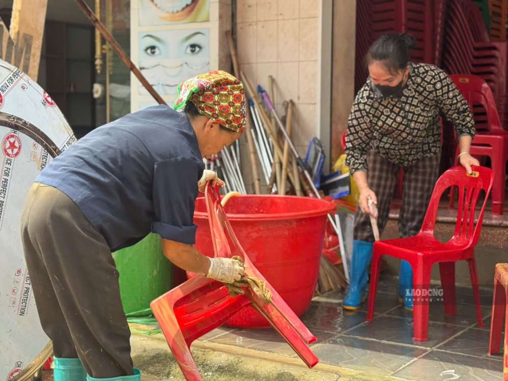 Families are busy cleaning up after the flood in Lang Son. Photo: Khanh Linh