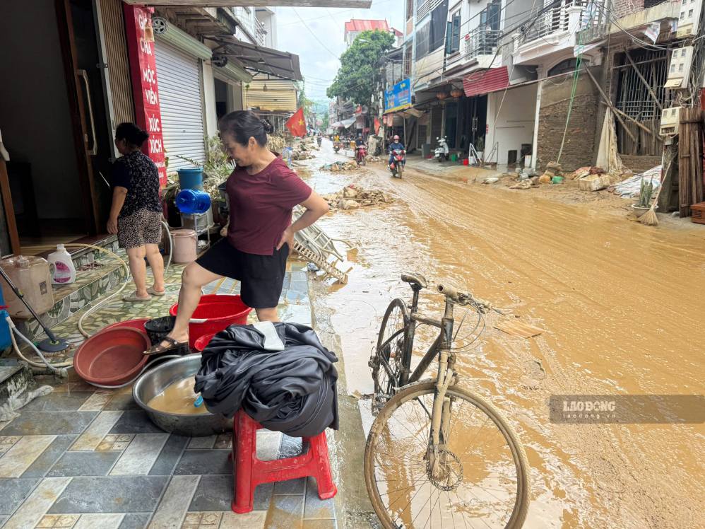 Phương châm nước lũ rút đến đâu dọn dẹp đến đó để đảm bảo vệ sinh. Ảnh: Khánh Linh