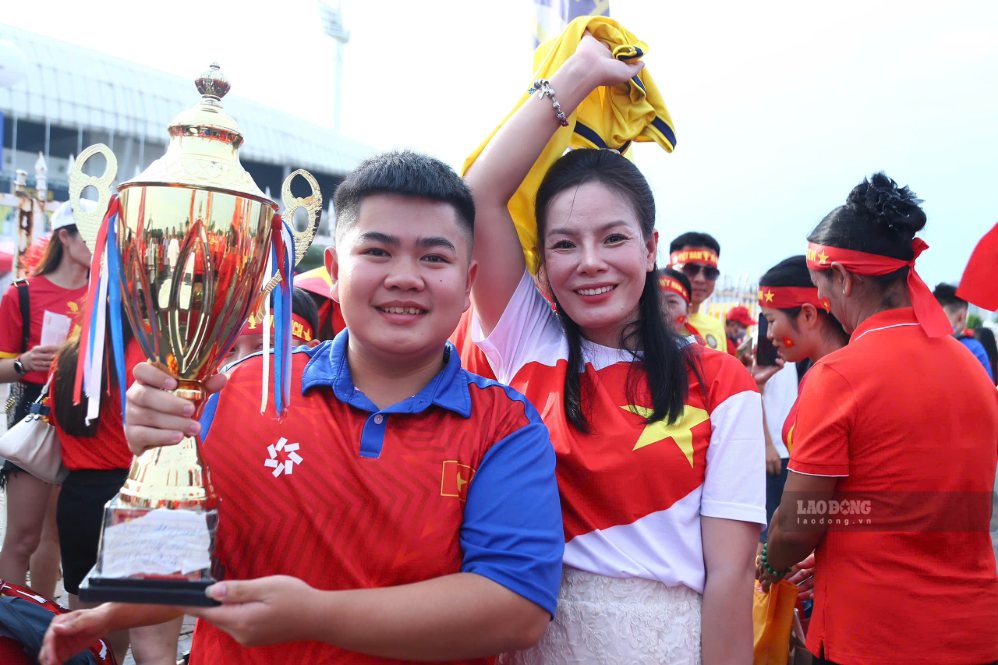 Không khí bên ngoài sân Mỹ Đình trở nên náo nhiệt khi đông đảo cổ động viên đổ về trước giờ bóng lăn. Ảnh: Thanh Vũ
