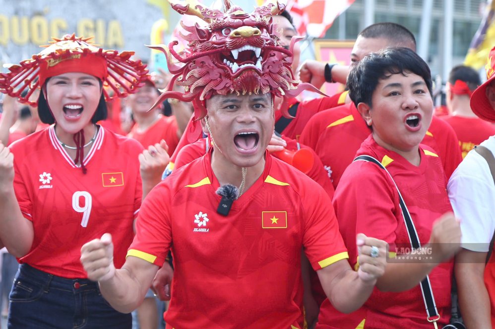 A large number of fans were present at My Dinh Stadium early, ready to cheer for the Vietnamese team in the second leg of the ASEAN Cup 2026 final. Photo: Thanh Vu