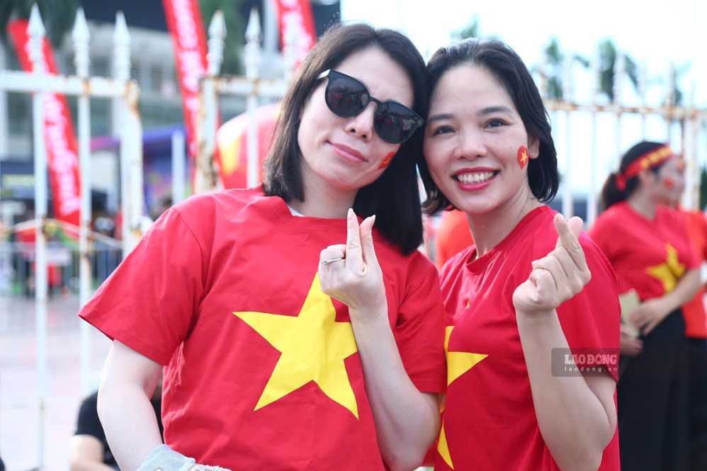 Không khí bóng đá nóng lên từng giờ bên ngoài sân Mỹ Đình trước màn so tài giữa Việt Nam và Thái Lan. Ảnh: Thanh Vũ