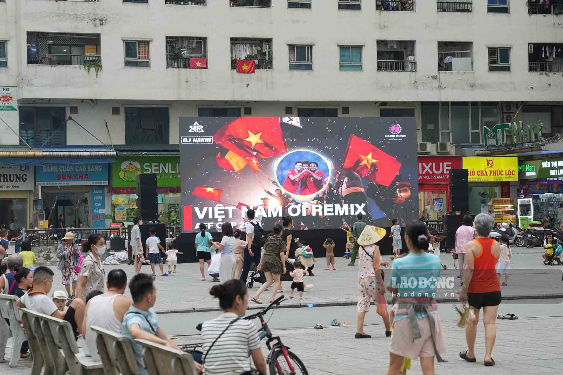 Màn hình LED được lắp đặt ở khoảng sân chung, chung cư HH Linh Đàm (phường Hoàng Liệt, Hà Nội). Ảnh: Sóng Hữu