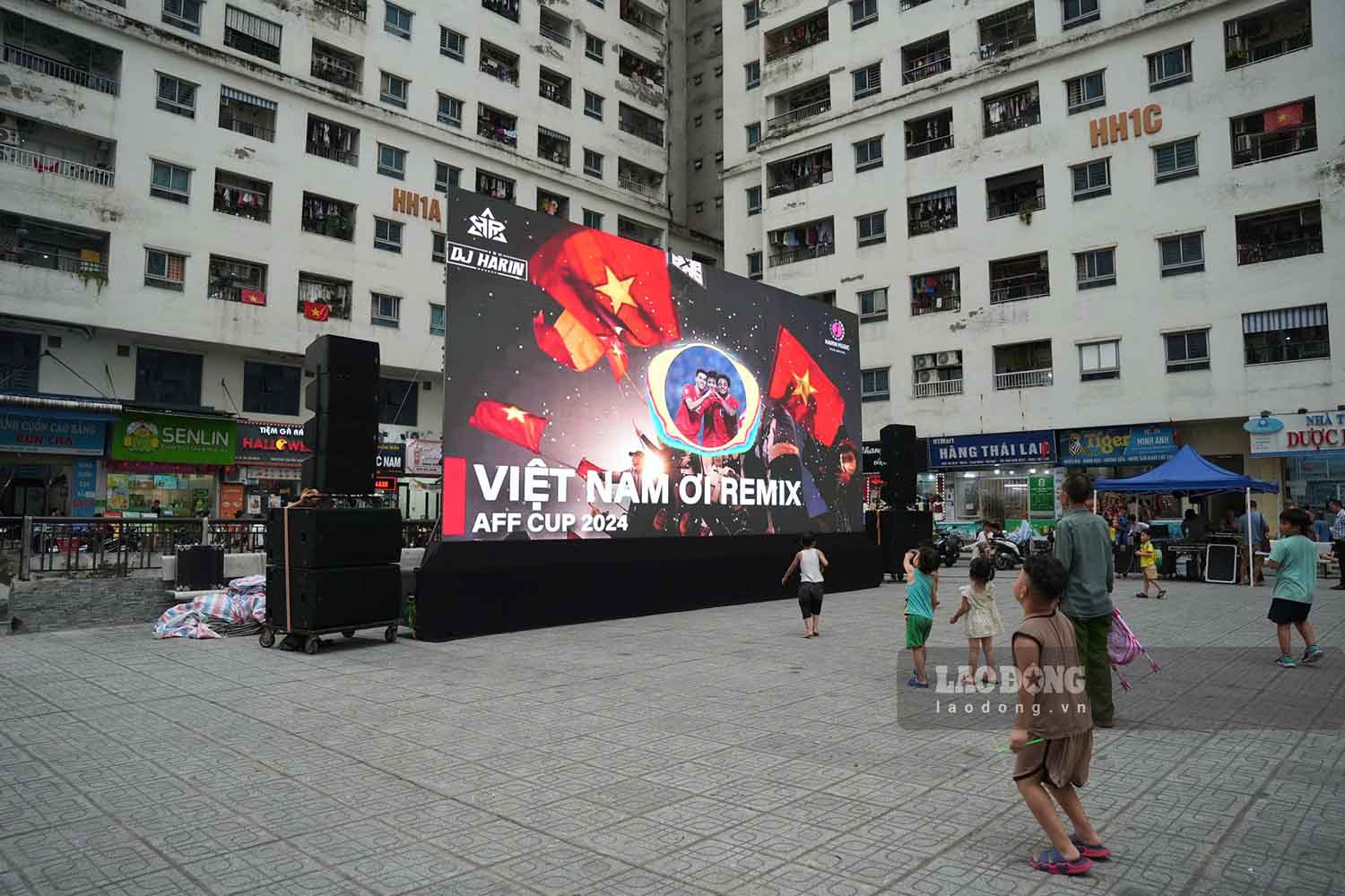 The LED screen is 9m long and 4m high. Photo: Song Huu