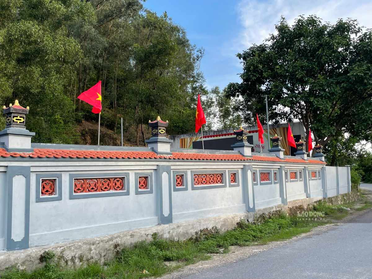Nhiều lá cờ Tổ quốc được cắm tại các vị trí trang trọng trên quê hương Đình Bắc. Ảnh: Phạm Chung