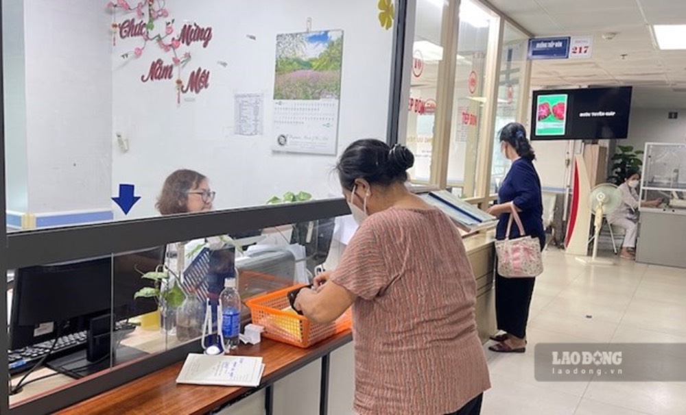 Hanoi residents carry out procedures to pay for health insurance medical examination and treatment costs. Photo: Ha Anh