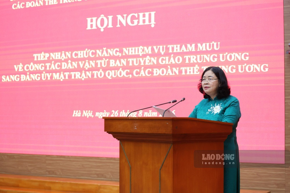 Ủy viên Bộ Chính trị, Bí thư Trung ương Đảng, Bí thư Đảng ủy MTTQ, các đoàn thể Trung ương, Chủ tịch Ủy ban Trung ương MTTQ Việt Nam Bùi Thị Minh Hoài phát biểu tại hội nghị. Ảnh: Trà My