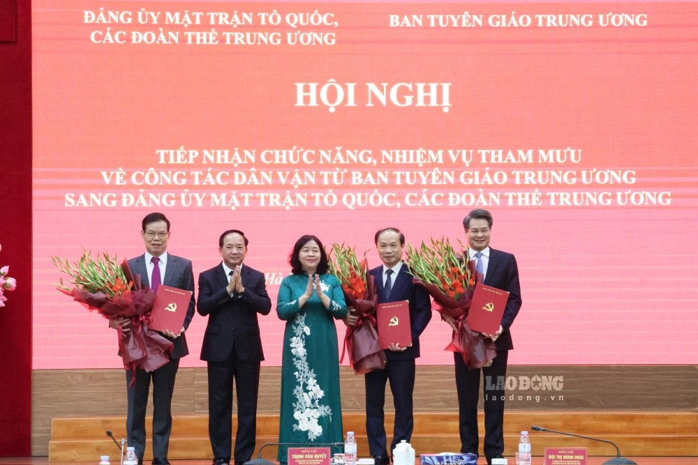 Miembro del Buró Político, Secretario del Comité Central del Partido, Secretario del Comité del Partido del Frente de la Patria de Vietnam, organizaciones centrales, Presidente del Comité Central del Frente de la Patria de Vietnam Bùi Thị Minh Hoài (en el centro de la foto); Miembro del Buró Político, Secretario del Comité Central del Partido, Jefe del Departamento Central de Propaganda Trịnh Văn Quyết (segundo desde la derecha) entrega la Decisión del Buró Político, Secretariado a los camaradas. Foto: Trà My