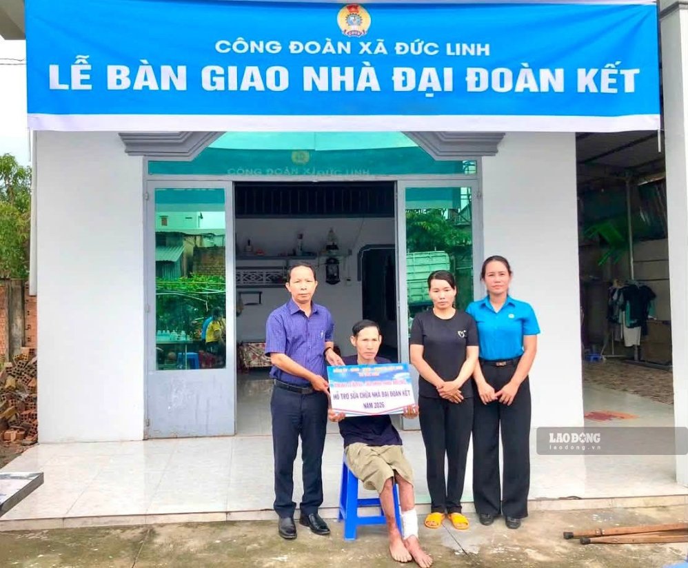 The Trade Union of Duc Linh commune (Lam Dong province) handed over the newly repaired Dai Doan Ket house to Mr. Nguyen Van Hoc's family. Photo: Pham Duy