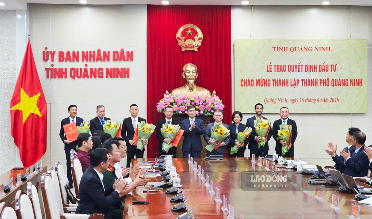 Chủ tịch UBND tỉnh Quảng Ninh trao các uyết định đầu tư cho doanh nghiệp. Ảnh: Đoàn Hưng