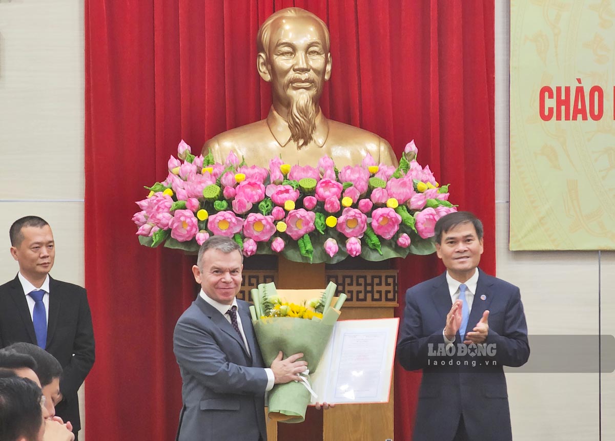 Mr. Bui Van Khang - Deputy Secretary of the Provincial Party Committee, Chairman of Quang Ninh Provincial People's Committee presents the project investment registration certificate to representatives of Foxcom Group. Photo: Doan Hung