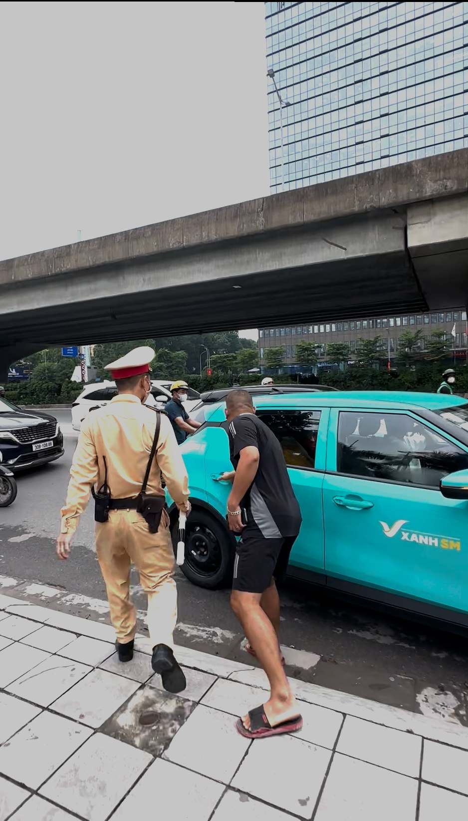 Taxi chở sản phụ sắp sinh gặp đường đông, CSGT Hà Nội lập tức mở đường