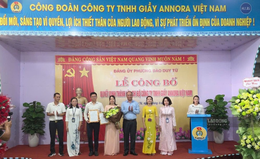 Ông Đinh Văn Minh - Bí thư Đảng ủy, Chủ tịch HĐND phường Đào Duy Từ trao quyết định thành lập và tặng hoa chi bộ Cty. Ảnh: Xuân Hùng