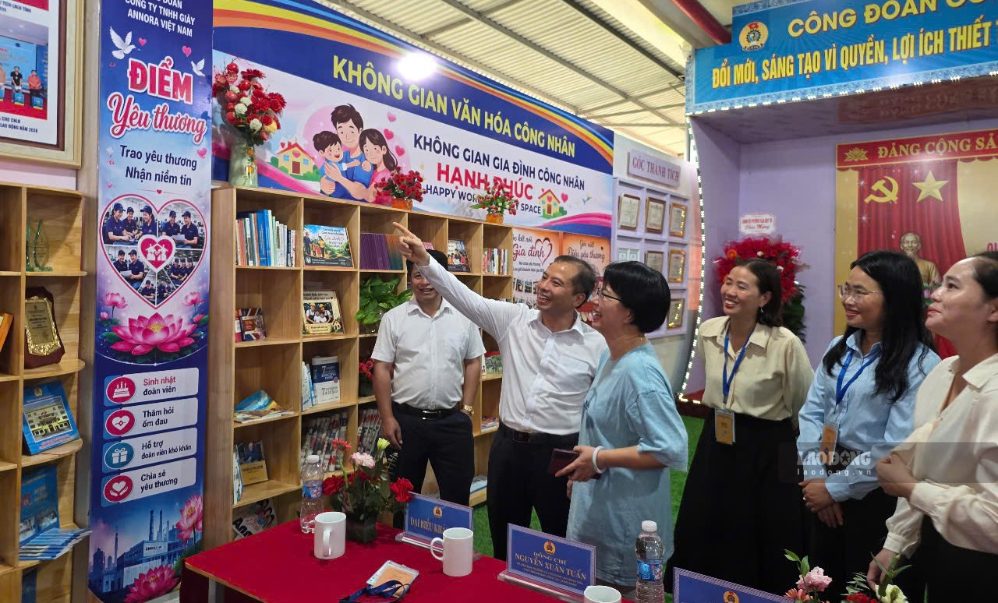 Ông Lương Trọng Thành - Chủ tịch LĐLĐ Thanh Hóa giới thiệu góc văn hóa công nhân với bà Trần Thạch Bình – Hiệp lý điều hành nhà máy Annora Việt Nam. Ảnh: Xuân Hùng
