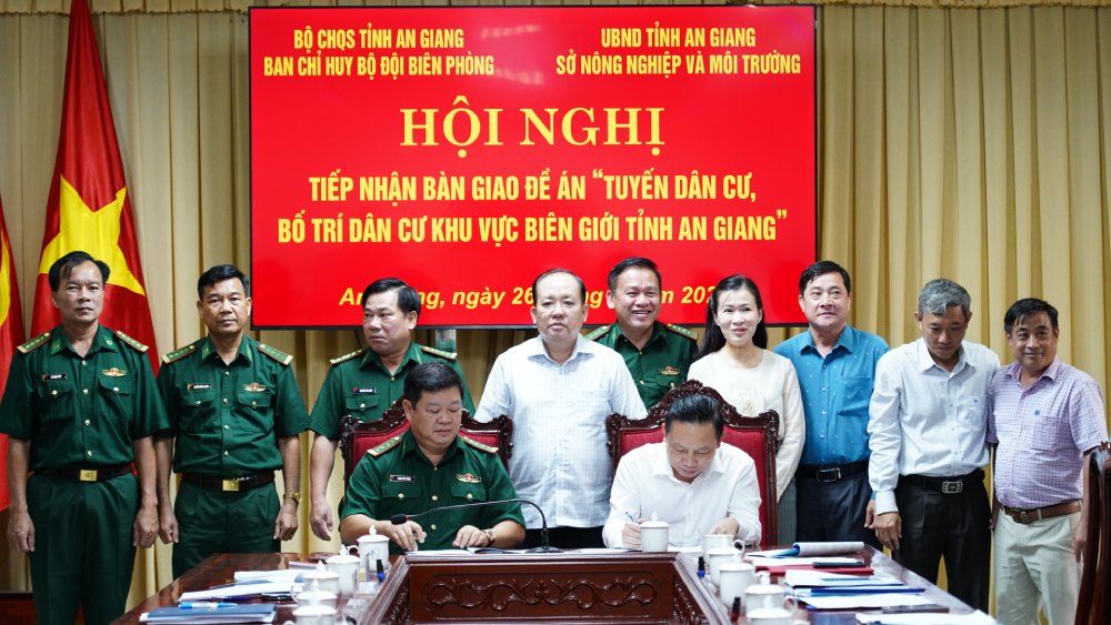 Standing Vice Chairman of An Giang Provincial People's Committee Nguyen Thanh Phong (white shirt, in the middle) witnesses leaders of the Department of Agriculture and Environment and Commanders of the Provincial Border Guard Command signing the handover minutes of the Project. Photo: Tien Vinh/An Giang Border Guard