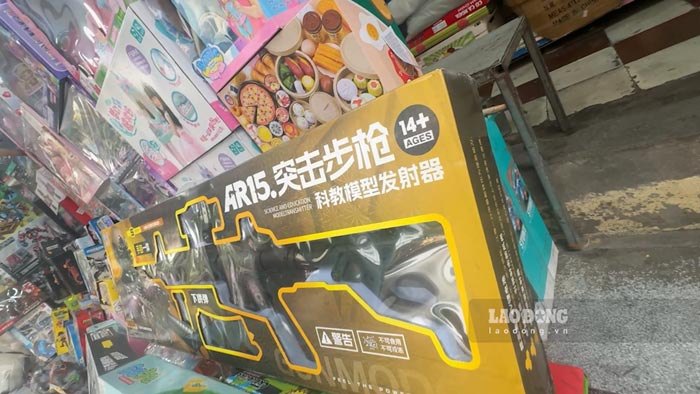 According to the seller's advertisement, this toy gun can be played by children aged 6-7, although the product packaging is labeled "14+". Photo: PV Group
