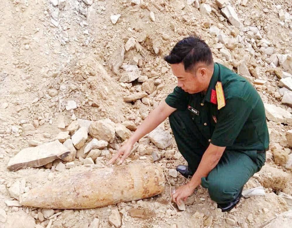 Object suspected to be a bomb located in the rocky area discovered. Photo: Xuan Loc ward electronic information page