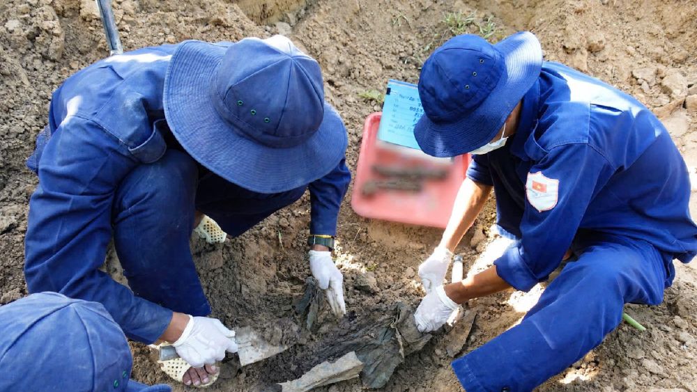 Team K92 has just gathered 1 more set of remains of martyrs in Ray Moi hamlet, Kien Luong commune, An Giang province. Photo: Phuong Vu/An Giang Military Command