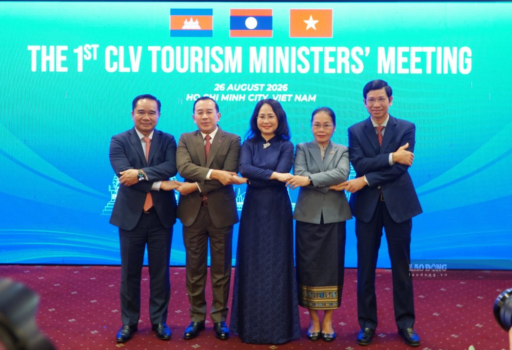 Bộ trưởng Bộ Văn hóa, Thể thao và Du lịch Lâm Thị Phương Thanh (ở giữa) cùng Chủ tịch UBND TPHCM Nguyễn Văn Được (bìa trái) và đại diện đoàn Campuchia và Lào tại Hội nghị Bộ trưởng Du lịch CLV. Ảnh: Thanh Chân