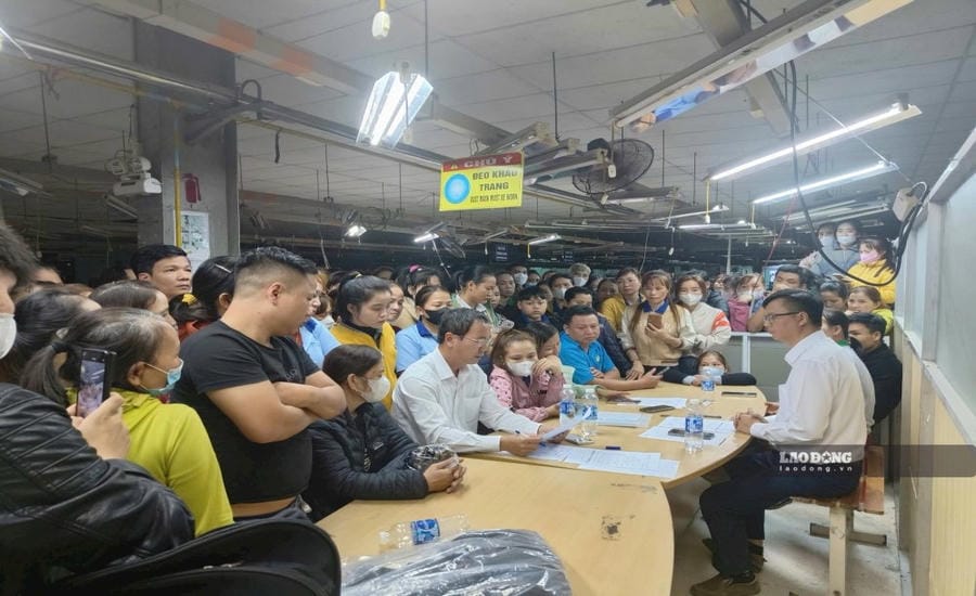 Da Nang functional agencies dialogue and listen to the thoughts of employees at Minh Hoang 2 Garment Co., Ltd. Photo: Nguyen Hoang