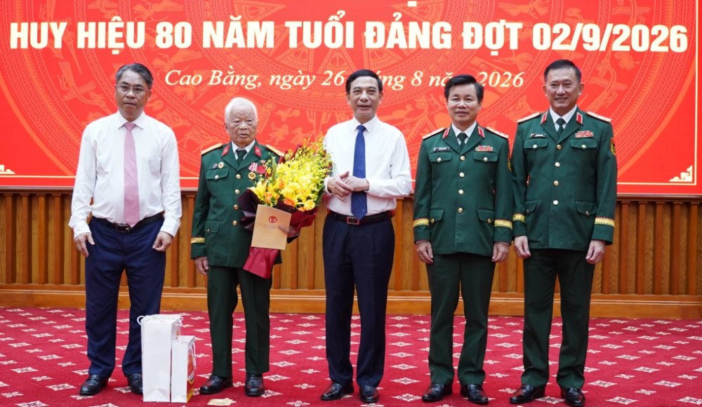 General Phan Van Giang and provincial leaders, leaders of the Ministry of National Defense present flowers to congratulate comrade Nguyen Khanh Trung. Photo: La Nga/Cao Bang Newspaper and Radio and Television.