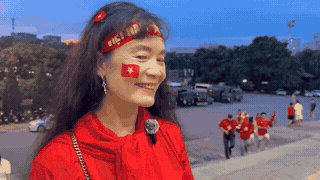 La mère du joueur Thành Chung est venue au stade pour encourager l'équipe vietnamienne. Photo: Minh Phong