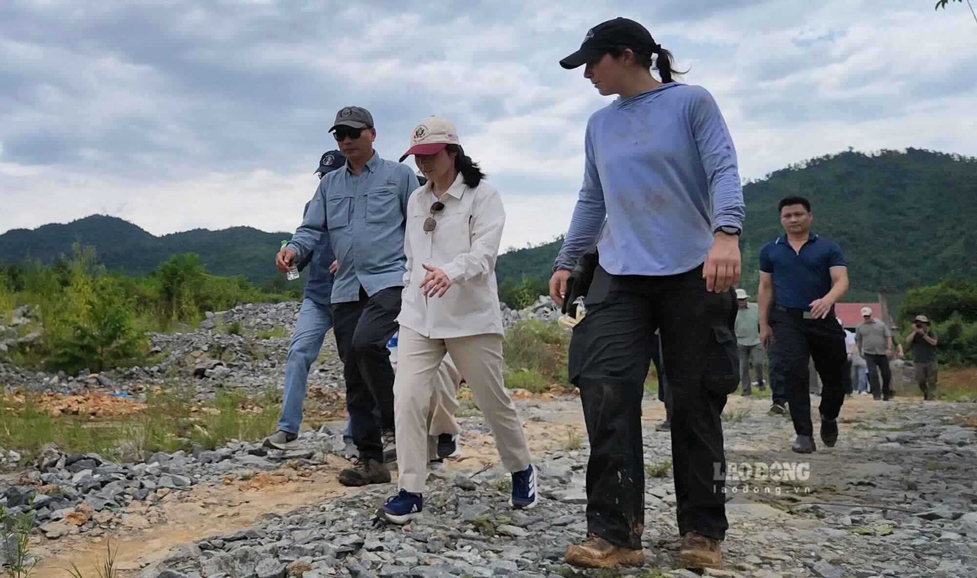 주베트남 미국 대사 제니퍼 위크스(흰색 셔츠)와 실종된 미국 군인을 수색하기 위해 현장에 도착한 실무단. 사진: 탄흐엉