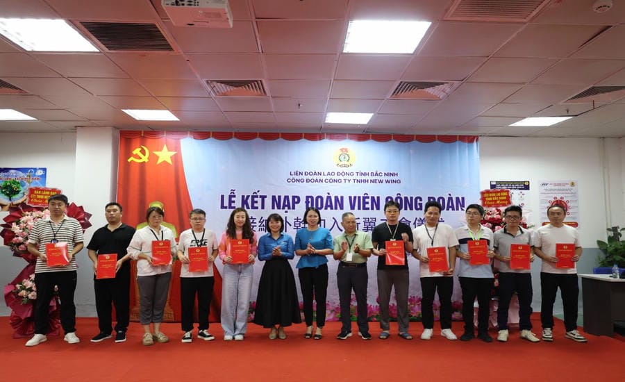 Leaders of the Bac Ninh Provincial Labor Federation awarded the Decision on admitting foreign trade union members at New Wing Co., Ltd. in September 2025. Photo: Quyet Chien/Bac Ninh Provincial Labor Federation