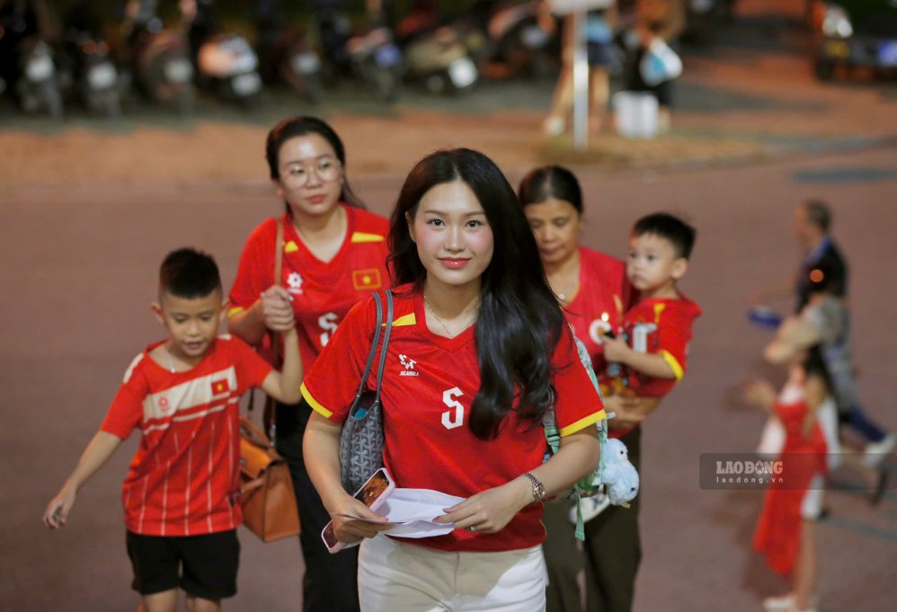 Doan Hai My was beautiful when she appeared at My Dinh to watch the ASEAN Cup final. Photo: Minh Phong