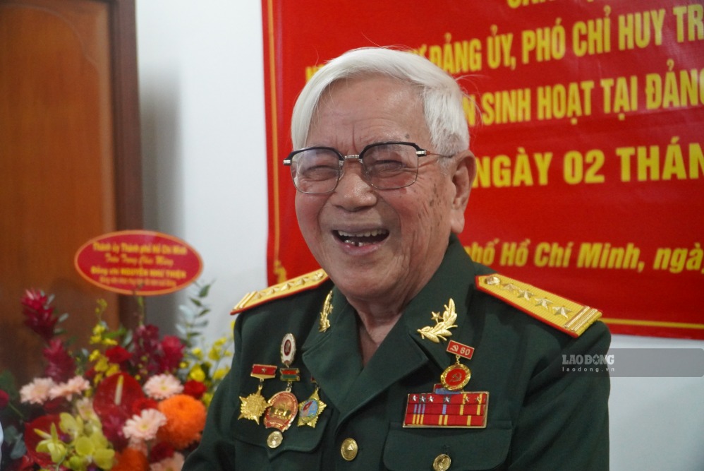 Mr. Nguyen Nhu Thien is happy on the day of receiving the 80-year Party membership badge. Photo: Minh Tam