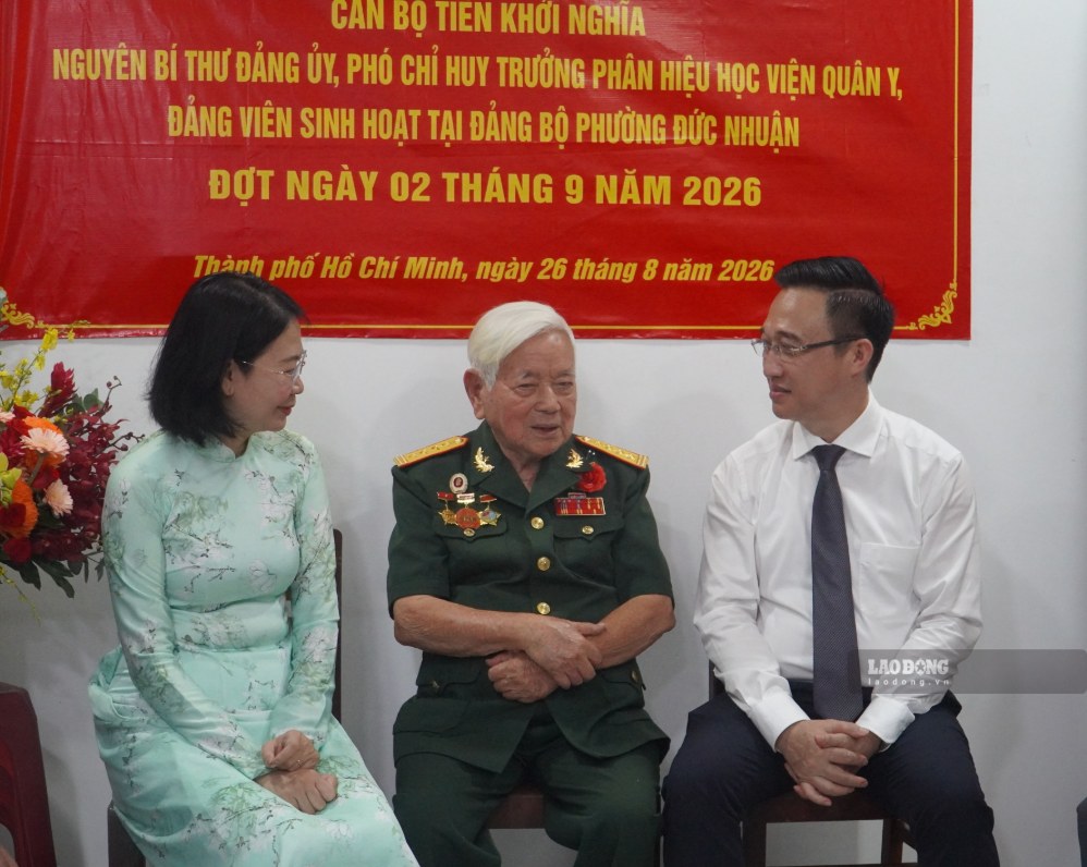 Ông Đặng Minh Thông, Phó Bí thư Thành ủy TPHCM (bìa phải) cùng bà Phan Thị Thanh Phương, Bí thư Đảng ủy, Chủ tịch HĐND phường Đức Nhuận tại buổi trao tặng huy hiệu Đảng cho ông Nguyễn Như Thiện. Ảnh: Minh Tâm