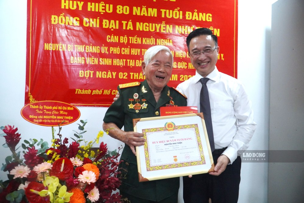 Ông Đặng Minh Thông, Phó Bí thư Thành ủy TPHCM trao huy hiệu 80 năm tuổi Đảng cho ông Thiện. Ảnh: Minh Tâm
