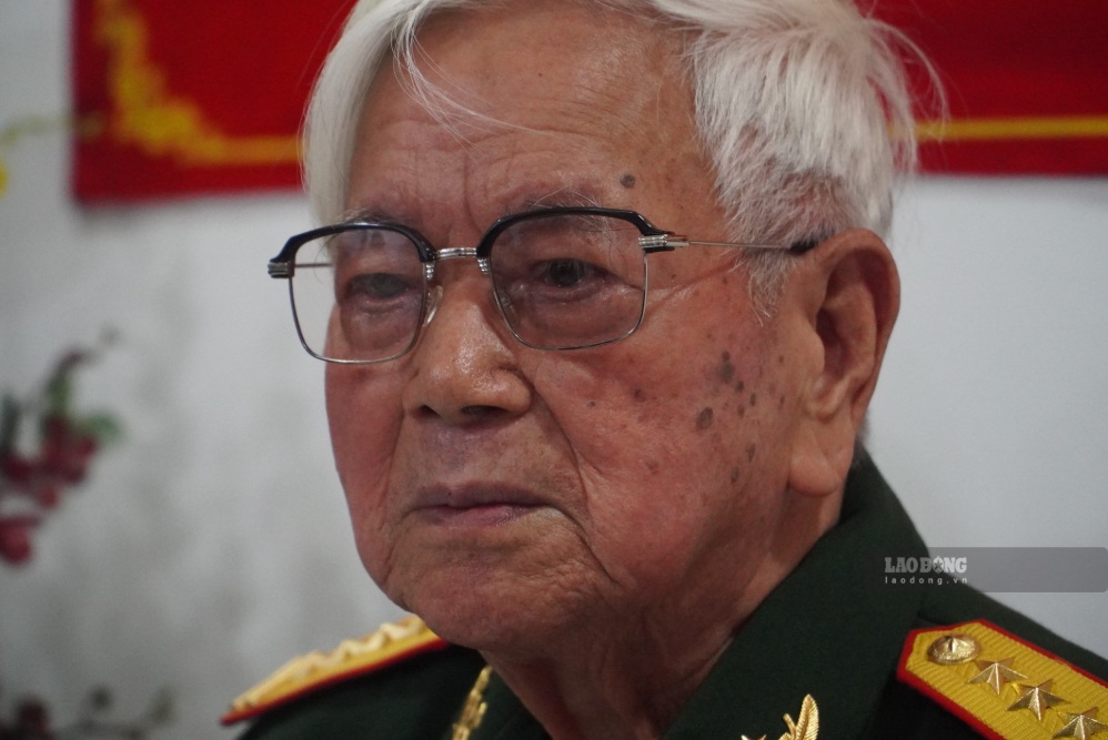 Ông Thiện xúc động tại buổi lễ. Ảnh: Minh Tâm