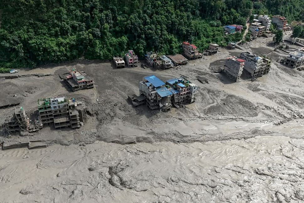 Les eaux de crue boueuses après les crues soudaines à Trishuli Bazar dans le district de Nuwakot, au Népal, le 26 août. Photo: AFP