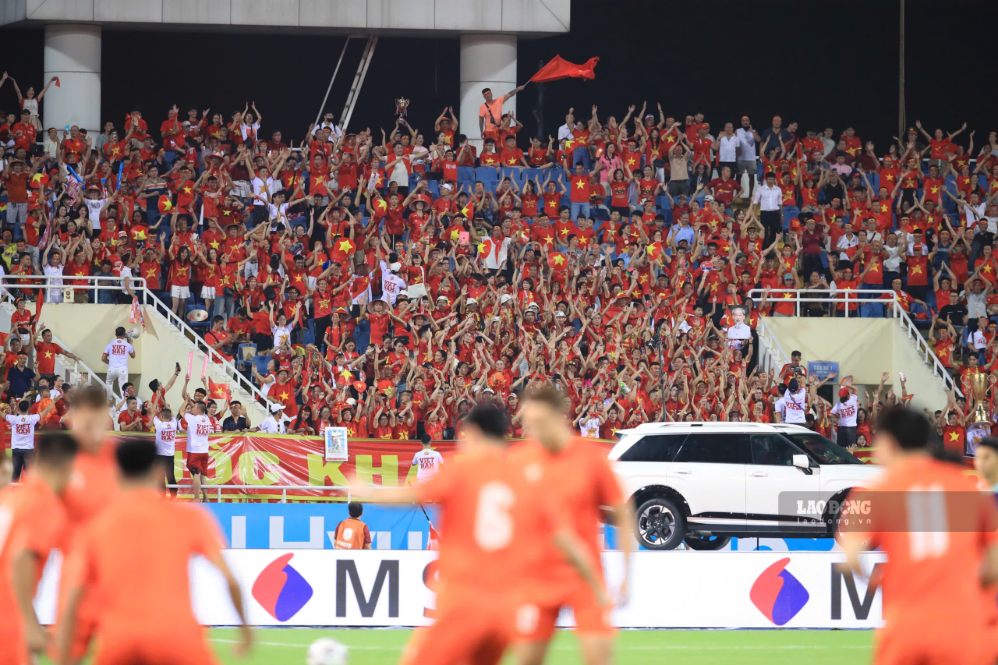 Fans dye the My Dinh stands red, cheering for the Vietnamese team before the decisive match. Photo: Minh Dan