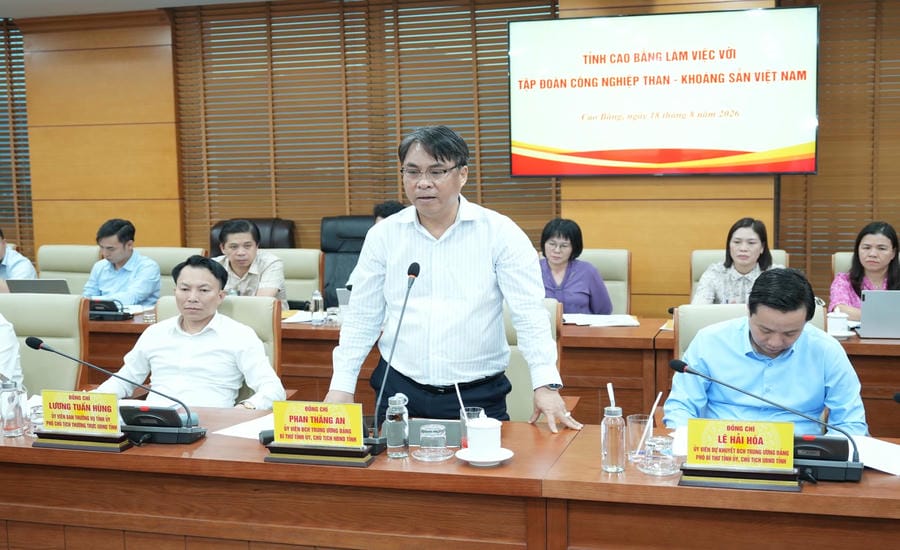 Ông Phan Thăng An - Ủy viên Trung ương Đảng, Bí thư Tỉnh ủy, Chủ tịch HĐND tỉnh Cao Bằng - phát biểu tại chương trình làm việc với Tập đoàn TKV. Ảnh: Vinacomin